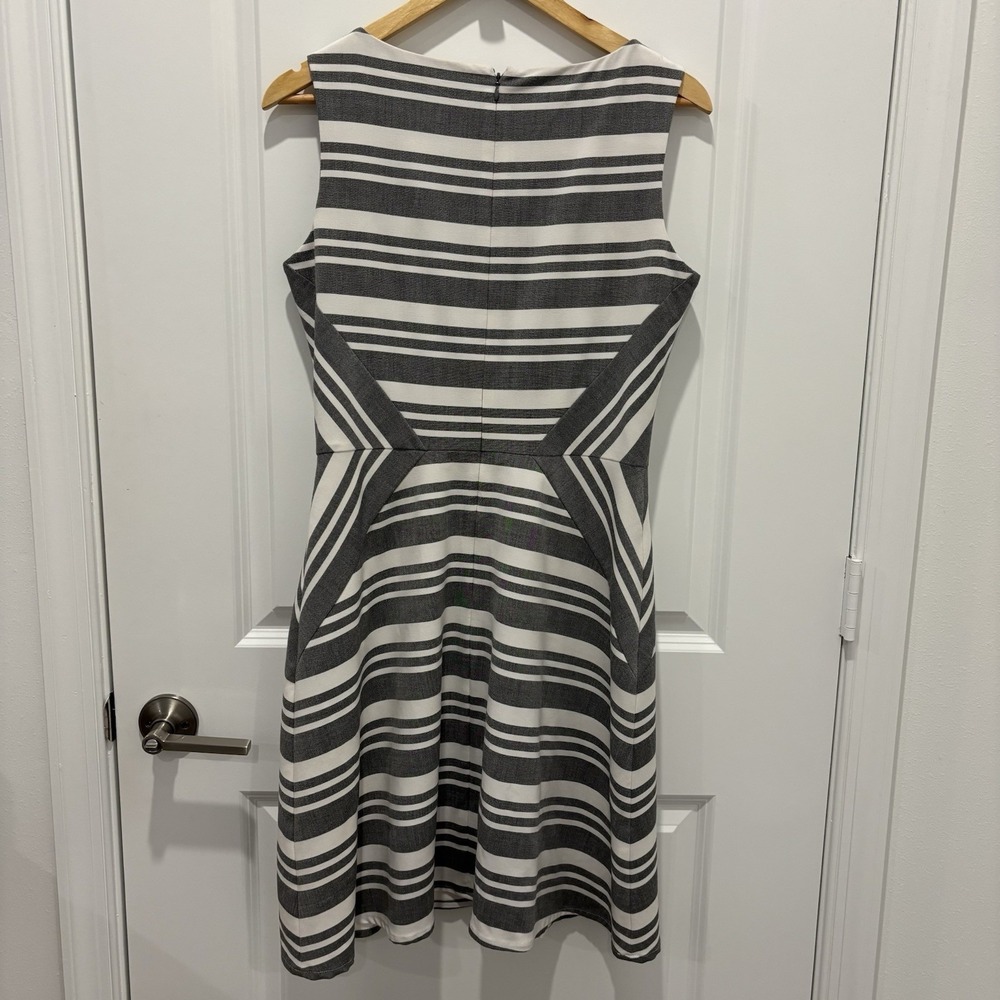 Calvin Klein | Grey and White Sleeveless V-Neck Chevron Dress Sz 6 Career - Picture 4 of 6